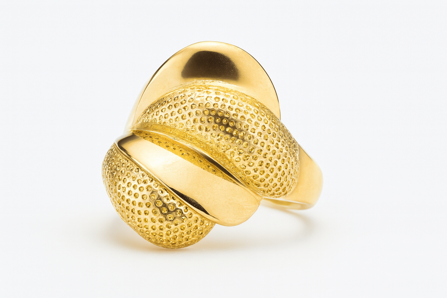 Anillo dorado estilo catálogo
